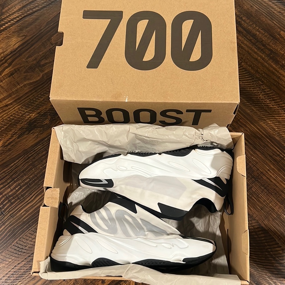 Yeezy Boost 700 Laceless